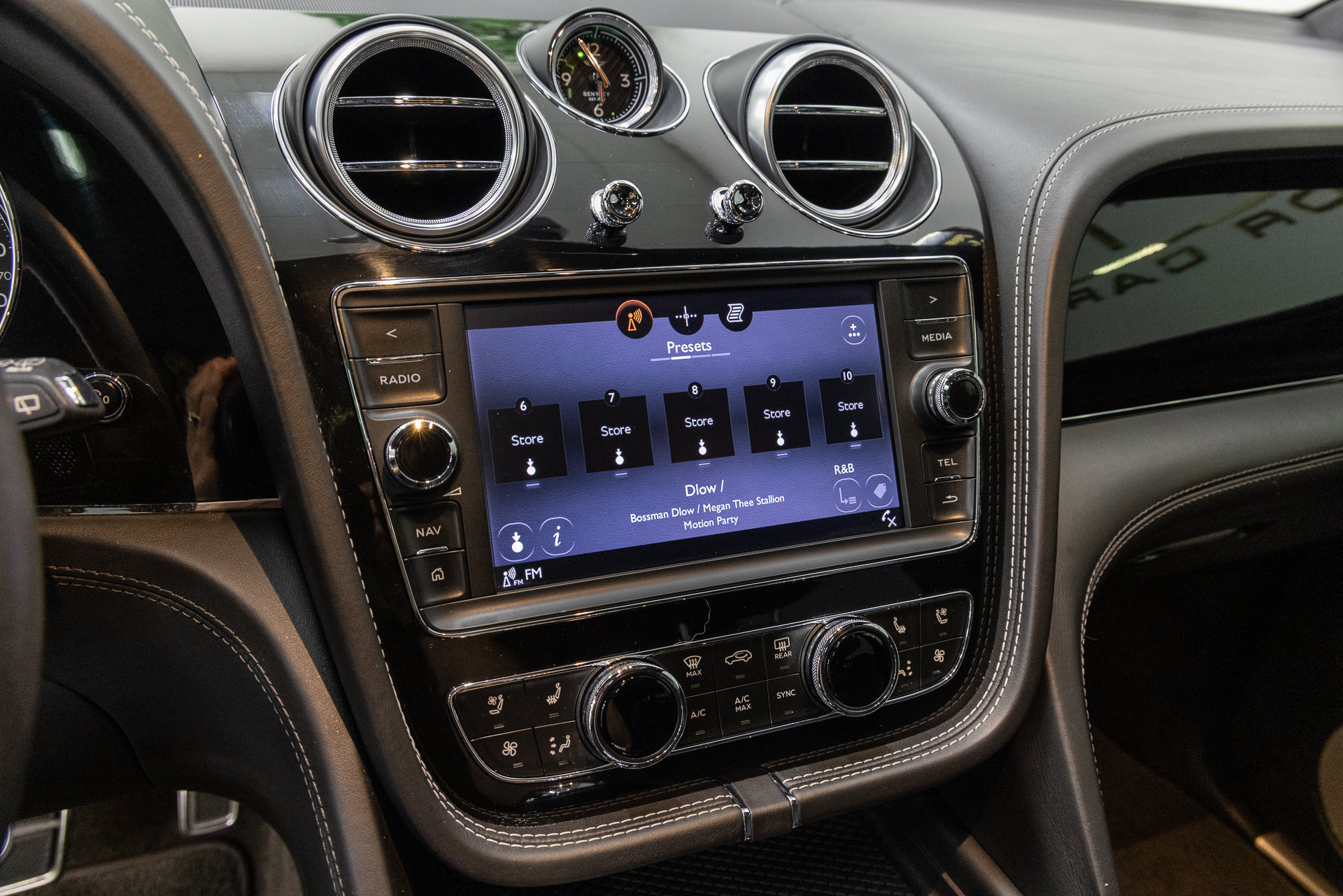 Used 2019 Bentley Bentayga AWD/4WD image 19