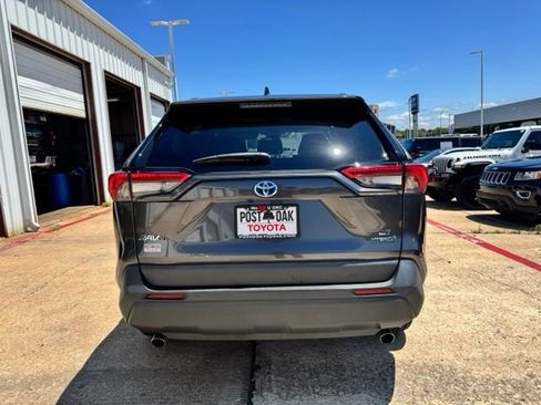 Used 2022 Toyota RAV4 LE AWD/4WD image 6