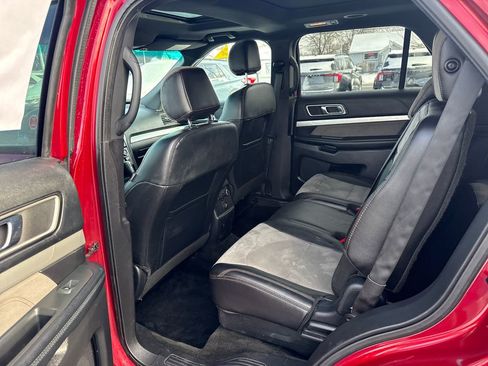 Used 2017 Ford Explorer XLT w/ XLT Technology Feature Bundle image 14