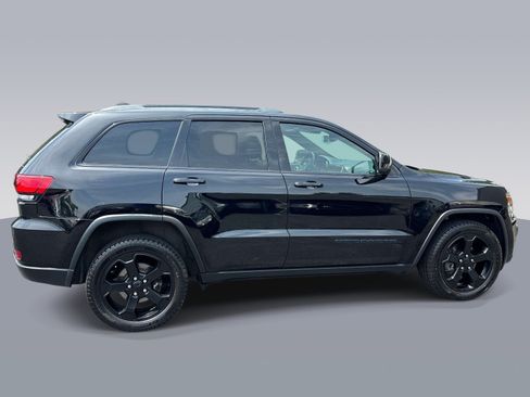 Used 2018 Jeep Grand Cherokee Laredo AWD/4WD image 2