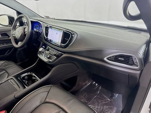Used 2025 Chrysler Pacifica Limited FWD image 30