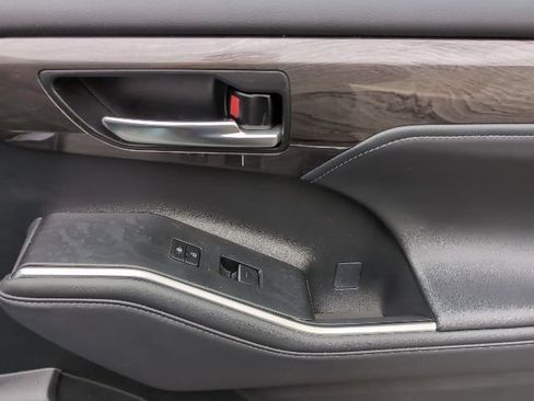 Used 2024 Toyota Highlander Platinum image 28