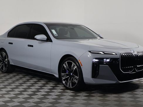 Used 2024 BMW 740i image 3