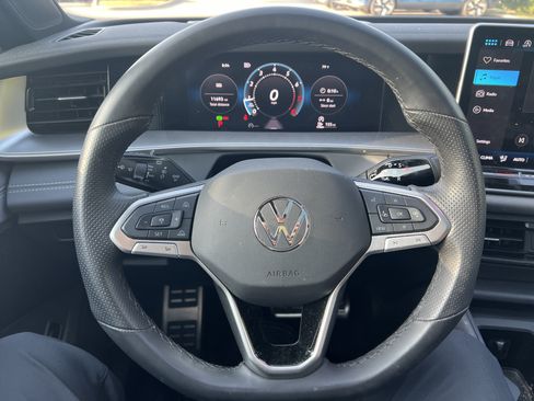 Certified 2025 Volkswagen Tiguan SE R-Line FWD image 15