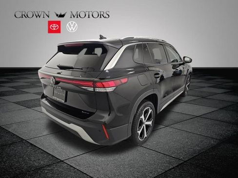 Used 2025 Volkswagen Tiguan SE w/ Panoramic Sunroof Package AWD/4WD image 6