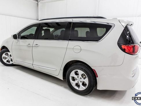 Used 2017 Chrysler Pacifica Touring-L image 4