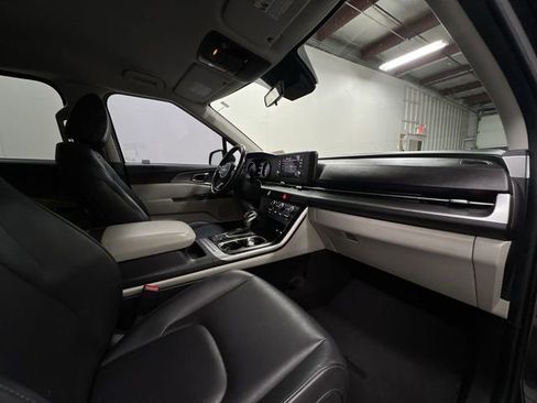 Used 2022 Kia Carnival LX image 27
