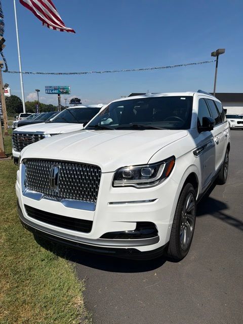 Used 2022 Lincoln Navigator Reserve AWD/4WD image 1