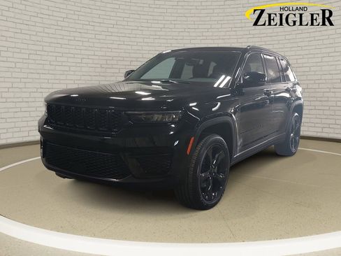 Used 2023 Jeep Grand Cherokee Altitude AWD/4WD image 1