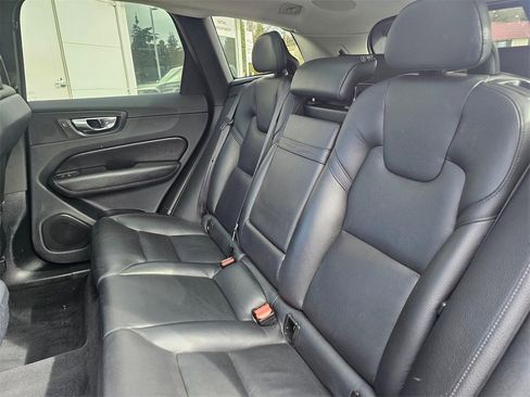 Used 2019 Volvo XC60 T6 Momentum w/ Advanced Package image 18