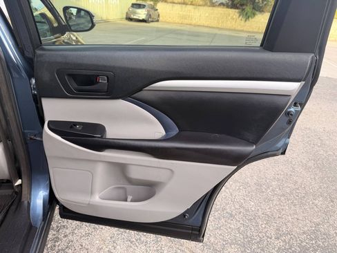 Used 2017 Toyota Highlander Plus w/ Carpet Mat Package FWD image 31