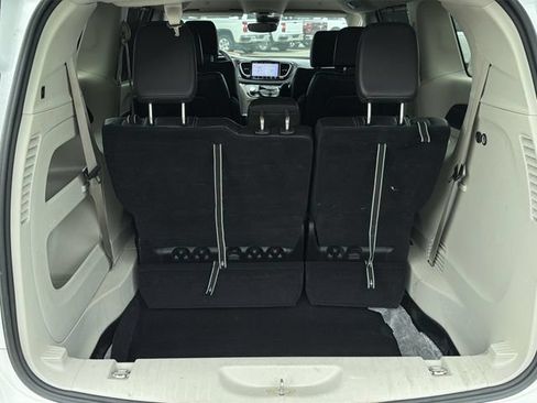 Used 2023 Chrysler Pacifica Touring-L FWD image 36
