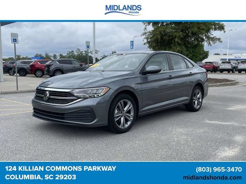 Used 2024 Volkswagen Jetta SE FWD image 3