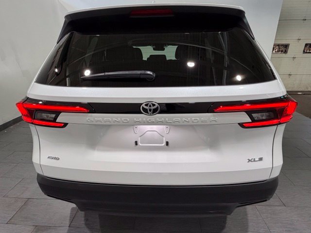 Used 2024 Toyota Grand Highlander AWD image 5