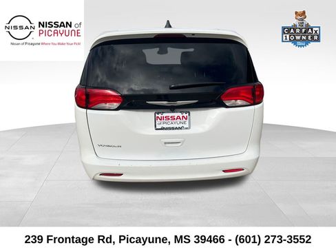 Used 2024 Chrysler Voyager LX image 4