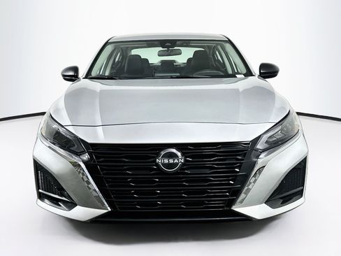 Used 2025 Nissan Altima 2.5 SV FWD image 2