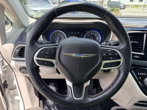 Used 2018 Chrysler Pacifica Touring-L w/ Tire & Wheel Group FWD image 40