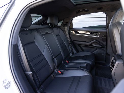 Certified 2026 Porsche Cayenne Turbo AWD/4WD image 31