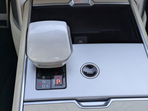 Used 2025 Land Rover Range Rover SV image 32