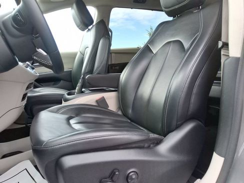 Certified 2023 Chrysler Pacifica Touring-L FWD image 12