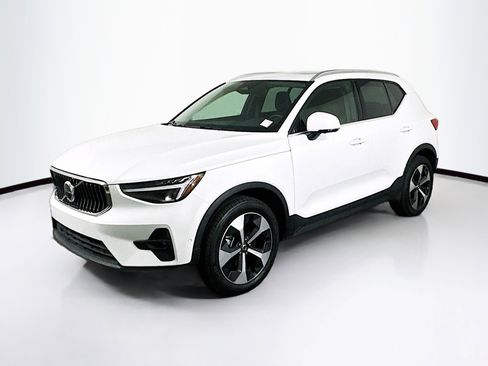 Used 2025 Volvo XC40 B5 Plus image 3
