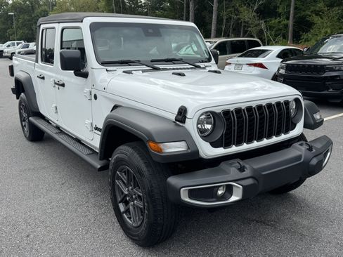 Used 2025 Jeep Gladiator Sport AWD/4WD image 3