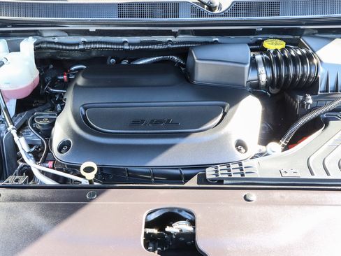 Used 2025 Chrysler Pacifica Limited image 19