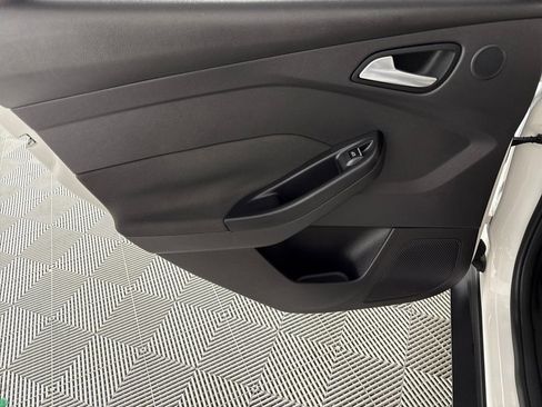 Used 2015 Ford Focus Titanium image 12