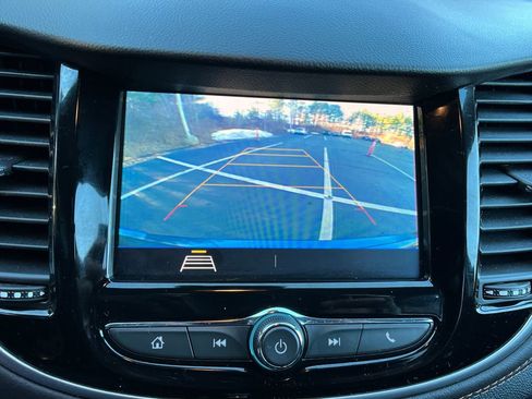 Used 2022 Chevrolet Trax LT w/ LT Convenience Package image 18