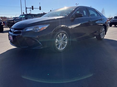 Used 2017 Toyota Camry SE image 3