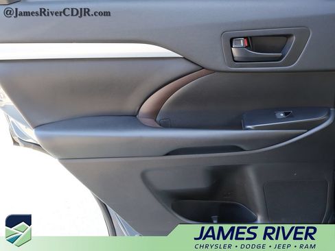 Used 2019 Toyota Highlander Plus AWD/4WD image 17