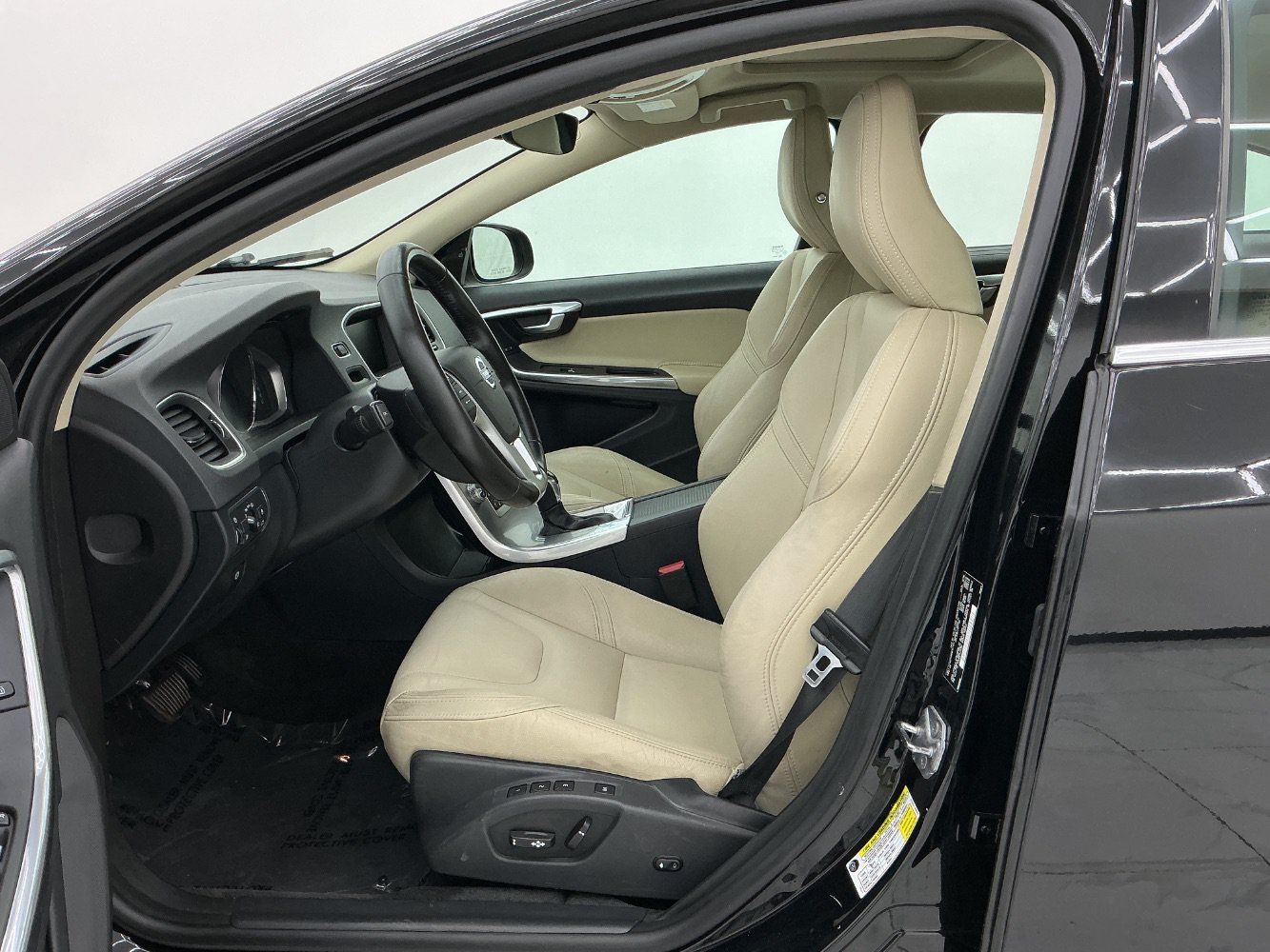 Used 2017 Volvo S60 T5 Inscription Platinum w/ Climate Package AWD/4WD image 14