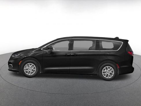 Used 2024 Chrysler Pacifica Touring-L FWD image 3