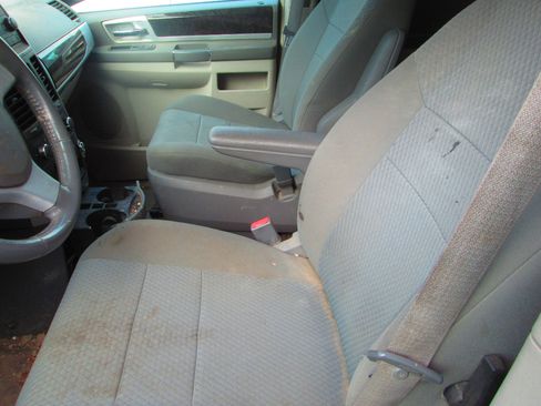 Used 2010 Dodge Grand Caravan SXT image 6