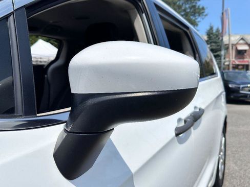 Used 2020 Chrysler Voyager L image 14