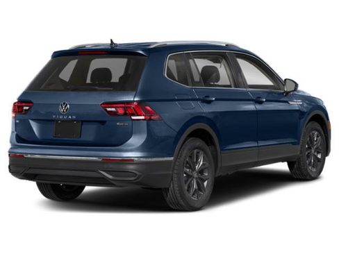 Used 2023 Volkswagen Tiguan SE w/ Panoramic Sunroof Package FWD image 2