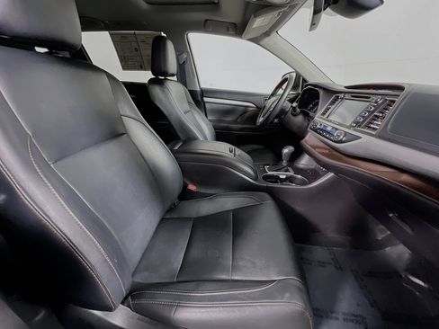 Used 2017 Toyota Highlander XLE image 31