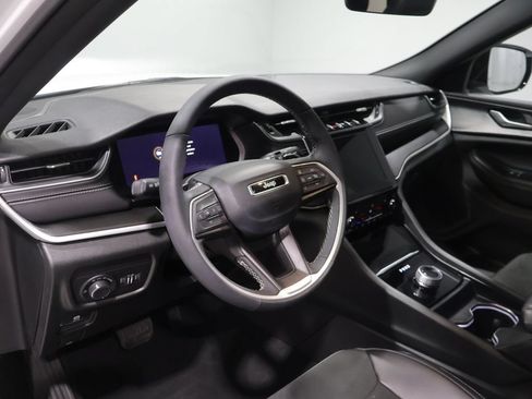 Certified 2025 Jeep Grand Cherokee Altitude AWD/4WD image 17