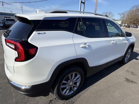Used 2024 GMC Terrain SLT w/ Infotainment Package II image 4