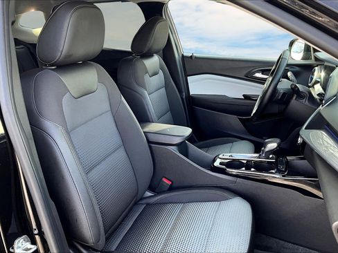 Used 2025 Chevrolet Trax LT w/ Driver Confidence Package image 21