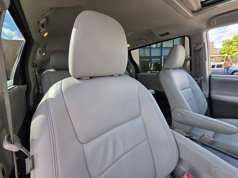 Used 2017 Toyota Sienna XLE image 17
