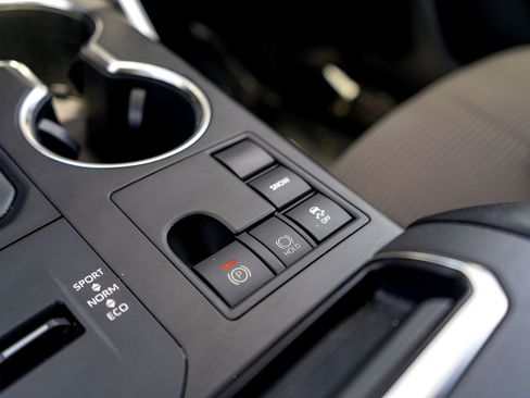 Used 2023 Toyota Highlander LE FWD image 17