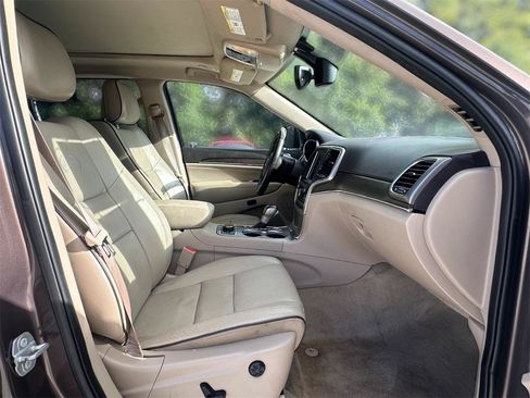 Used 2018 Jeep Grand Cherokee Overland AWD/4WD image 28