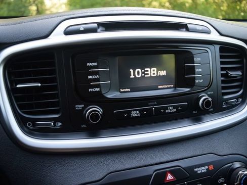 Used 2017 Kia Sorento FWD image 10