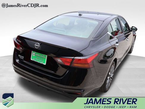 Used 2025 Nissan Altima 2.5 SV FWD image 5