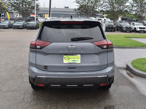 Used 2025 Nissan Rogue SL FWD image 11