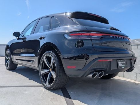 Certified 2025 Porsche Macan AWD/4WD image 3