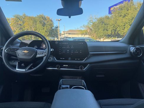 Used 2025 Chevrolet Equinox LT image 32