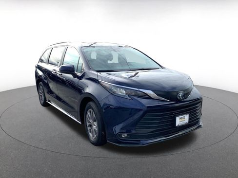 Used 2025 Toyota Sienna XLE image 1