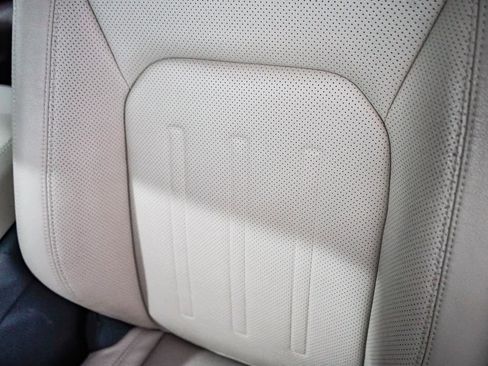 Used 2022 Land Rover Defender 110 SE image 25